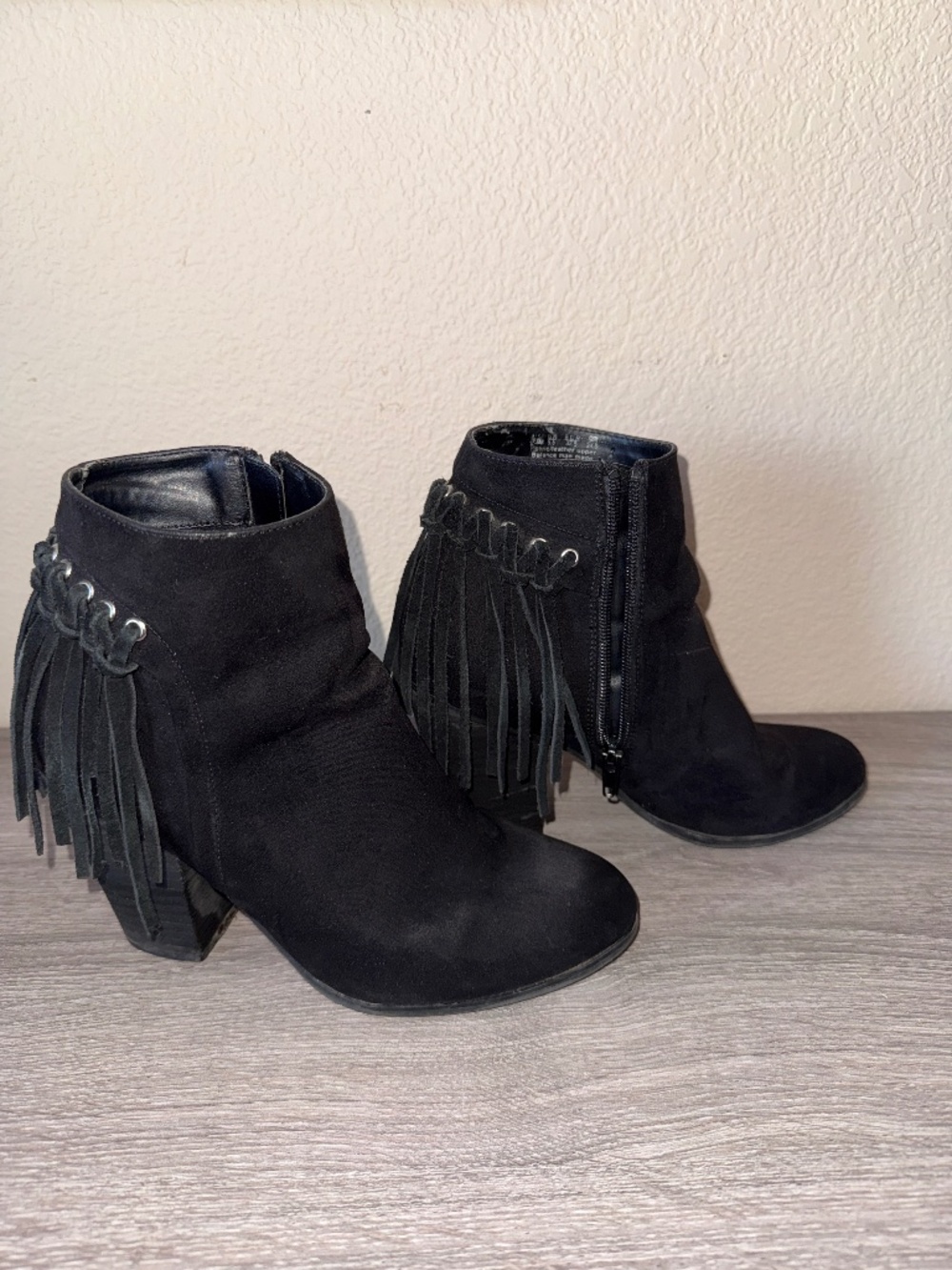 Black suede ankle boots with fringe tassle detail, size US 7.5 #western #boho